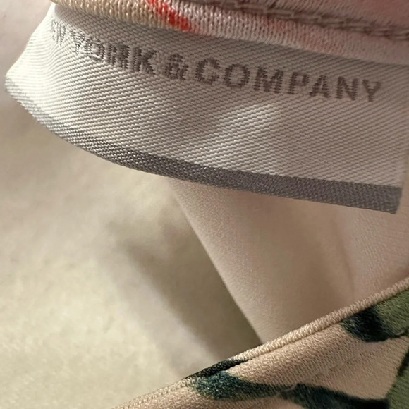 New York And Company Cream & Multicolor Floral Blouse Size Medium - Picture 7 of 7